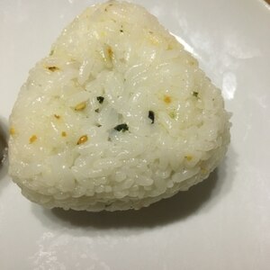 ごま油香る のりたまと梅干しのおにぎり レシピ 作り方 By はじゃじゃ 楽天レシピ ごま油香る のりたまと梅干しのおにぎり レシピ 作り方 By はじゃじゃ 楽天レシピ